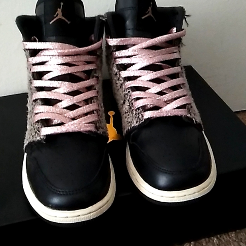 Jordan 1 Mid Faux Fur Big Boy 6y = 7.5W black, white, rose gold (2017)